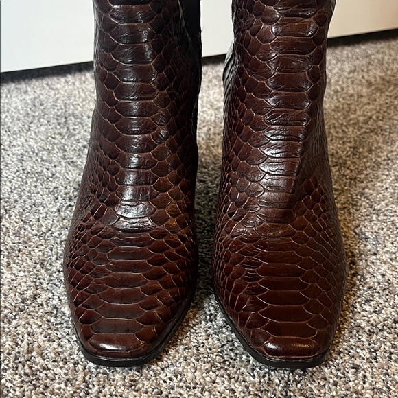 Donald Pliner size 9 brown snakeskin heeled boots. Great condition! - Picture 8 of 9